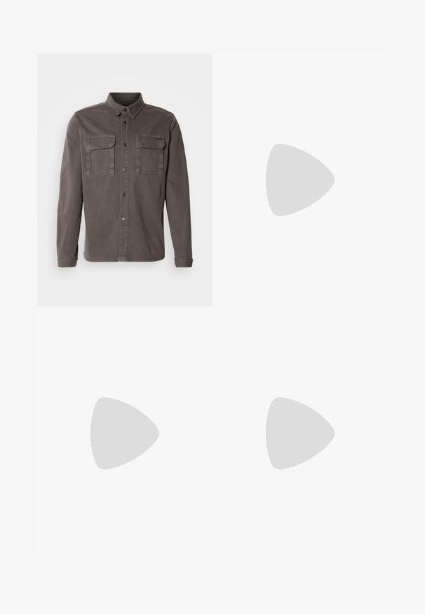 Giacca in cotone grigio con due tasche al petto, chiusura a bottoni e colletto a punta; presenta maniche lunghe e orlo dritto.; Set di cinque t-shirt in nero, bianco e blu navy. Tessuto di cotone, maniche corte, design a collo rotondo e texture semplice senza motivi.; Pantaloni di cotone grigio chiaro con vita elastica, due tasche laterali, design a gamba dritta e una trama liscia. Dettaglio di cuciture semplice.; Sneakers neri con tomaia in suede e materiale sintetico, caratterizzati da tre strisce bianche, suola in gomma testurizzata e etichetta blu sul linguetta.