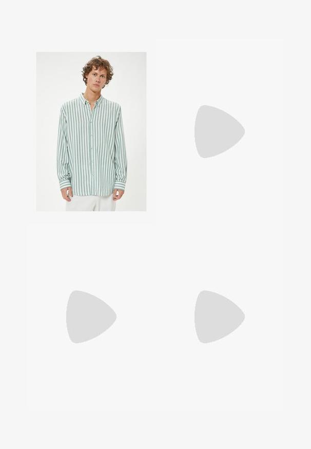 Camisa ligera de botones con rayas verticales en verde azulado y blanco, cuello, un bolsillo en el pecho, y mangas largas con puños a rayas.; Camisa henley blanca de manga larga con tres botones y cuello redondo, presentada sobre un fondo blanco liso.; Jeans de mezclilla azul claro con cintura alta, diseño de pierna recta y bolsillos frontales. Presentan herrajes de cobre y un sutil desgaste.; Zapato de vestir de cuero negro con punta redonda, diseño con cordones y un tacón bajo apilado. Textura lisa con detalles de costura mínimos.; Gafas de sol de plástico negro con lentes de color verde oscuro. El diseño de la montura cuadrada presenta acentos plateados y un logotipo embellecido en la patilla.