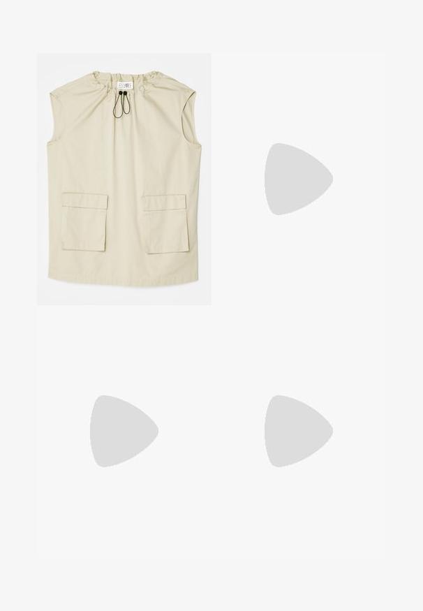 Beige ujjatlan felső, fodros nyakkivágással, állítható zsinórral és két elülső zsebbe varrt zsebével. Könnyű anyagból készült.; MM6 Maison Margiela PANTS - Laza szabású farmerek - black; Fekete bőr, nyitott orrú mules cipő, elegáns, ívelt kialakítással, magas stiletto sarokkal és sima textúrával. A belső tér világos színű, kontrasztos.; Fekete, puha bőr táska egyedi csavaros dizájnnal. Rövid fogantyúval és levehető vállpánttal rendelkezik. Minimalista stílusú.
