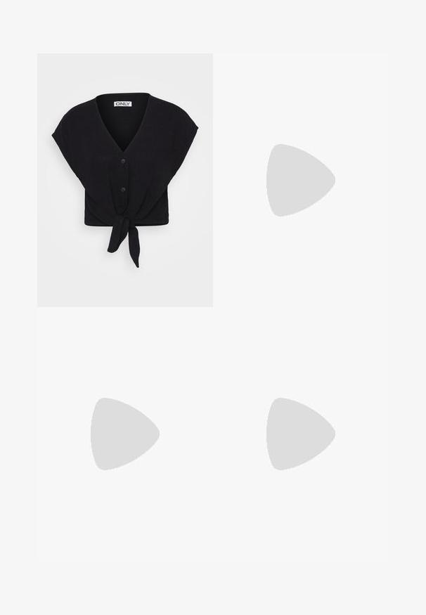 Top corto nero in tessuto leggero con scollo a V, maniche corte, chiusura frontale con tre bottoni e dettaglio annodato sul fondo.; Pantaloni neri a gamba larga con vita alta, caratterizzati da una texture liscia e due pieghe frontali. Progettati con una forma pulita e sartoriale.; Ballerine beige con punta affusolata, sovrapposizione in rete e cinturino laterale con fibbia. Suola piatta con una texture liscia.; Orecchini a cerchio argentati con design a fiocco, con una finitura liscia e una texture lucida. Stile compatto e minimalista adatto per diverse occasioni.