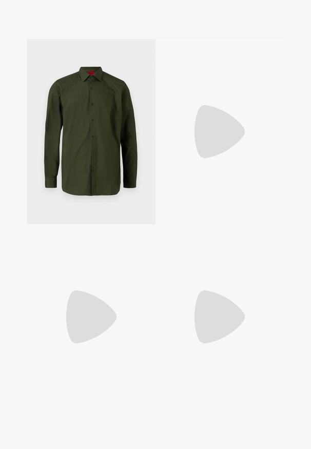 HUGO VALERIO - Chemise classique - dark green; Jean en denim noir avec une coupe droite, doté d'une fermeture à bouton, d'un style à cinq poches et de détails de couture subtils.; Mocassins en cuir noir à bout rond, avec un design cousu, une petite sangle à l'avant avec des détails en métal et une semelle plate en caoutchouc.; Malette en cuir bleu marine foncé avec deux poignées supérieures et une sangle détachable. Présente une finition texturée, des coutures verticales et un détail de logo.