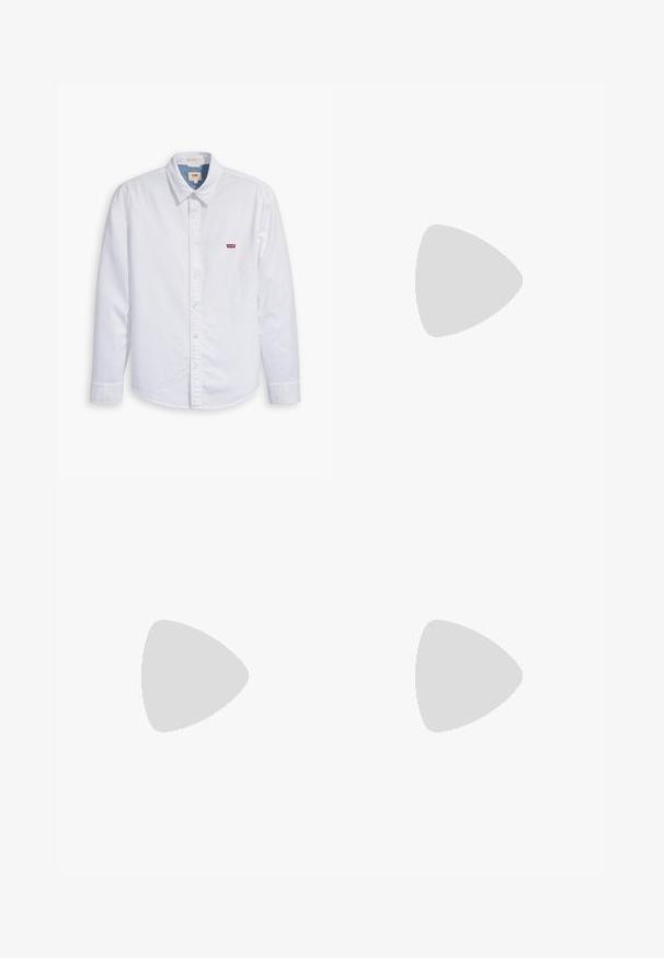 Witte langarm overhemd met knopen, gemaakt van katoen. Heeft een puntige kraag en een klein rood Levi's logo op de linkerkant van de borst. Gladde textuur.; Witte t-shirt met korte mouwen van katoen, met een ronde hals en een relaxte fit met rechte zoom. Geen patronen of versieringen.; Donkerblauwe denim brede broek met een hoge taille, vijfknopen sluiting en vijf zakken. Heeft stiksels op de naden.; Zwarte leren loafers met een gladde afwerking, voorzien van een decoratieve band en contrasterende stiksels, gecombineerd met beige broeken.; Zonnebril met een slank, zilveren metalen frame, grijs getinte lenzen en een aerodynamisch ontwerp met puntige randen en dunne pootjes.