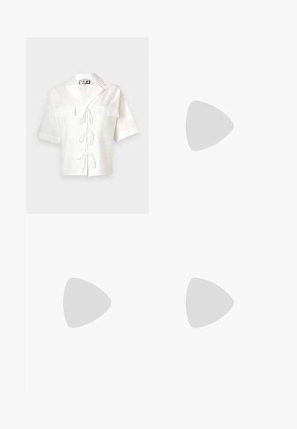 Witte shirt met korte mouwen en een kraag, voorzien van twee voorzakken en een striksluiting in het midden. Geweven stof met een subtiel patroon.; Witte katoenen t-shirt met ronde hals en korte mouwen, met een relaxed fit en een minimalistisch ontwerp. Etiket zichtbaar aan de hals.; Lichtblauwe denim maxi rok met een rechte snit, voorzien van zijsplits en een ontwerp met vijf zakken. Opvallende stiksels en metalen knoopsluiting.; Zwarte leren ballerina met een ronde neus, gladde textuur, minimale stikdetails en een flexibele zoolontwerp.