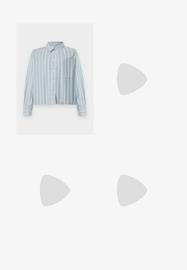 Hele sinine lühikeste varrukatega särk, millel on valged vertikaalsed triibud, nööpidega esikülg, krae ja vasakul rinnal tasku. Valmistatud pehmest, tekstuuriga kangast.; Mustad nahkpüksid sileda tekstuuriga, sirge lõikega, kahe eesmine taskuga ja nähtavate õmblusteta.; Must musta ankle boot, milleplokk-konts ja platvormi tallaga, vaadatud küljelt ühetoonilise valge tausta peal.; Must musta kott, millel on struktureeritud kuju, sile tekstuur ja metallist klamber. Kombineeritud laiate mustade pükstega ja avatud varvaste sandaalidega puidust põrandal.