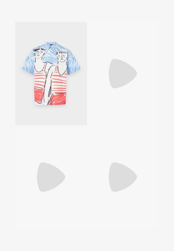 Košulja s kratkim rukavima s plavom pozadinom i crvenim i bijelim prugastim uzorkom, ilustriranim likovima i opuštenim krojem.; Dva majice dugih rukava, jedna crna i jedna bijela, izrađene od pamuka s okruglim izrezom i glatkom teksturom, prikazane u složenom aranžmanu.; Hlače širokih nogavica s printom karte u tamnoplavoj boji na bež pozadini, s naborima u struku i opuštenim krojem.; Crne kožne loferice s okruglim vrhom, trakicom s resicama i masivnim potplatom s uzorkom. Glatka tekstura i klasični dizajn.