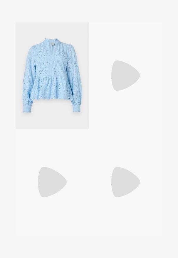 Blusa peplum azzurro chiaro con intricati motivi a occhio di pernice, scollo alto e maniche lunghe a sbuffo, caratterizzata da bordi scallop e tessuto testurizzato.; Pantaloni in denim a gamba larga con una sfumatura che va dal blu chiaro al blu scuro, vita alta, passanti per cintura e una cintura in tessuto coordinato. Finitura in denim strutturato.; Sandalo con tacco beige, con cinturino, punta quadrata, design anteriore torcigliato, cinturino alla caviglia e tacco a blocco. Texture liscia, stile minimalista.; Borsa tote in paglia intrecciata beige con rifiniture in pelle bianca, doppi manici in catena dorata e una forma rettangolare. La superficie presenta un motivo testurizzato.