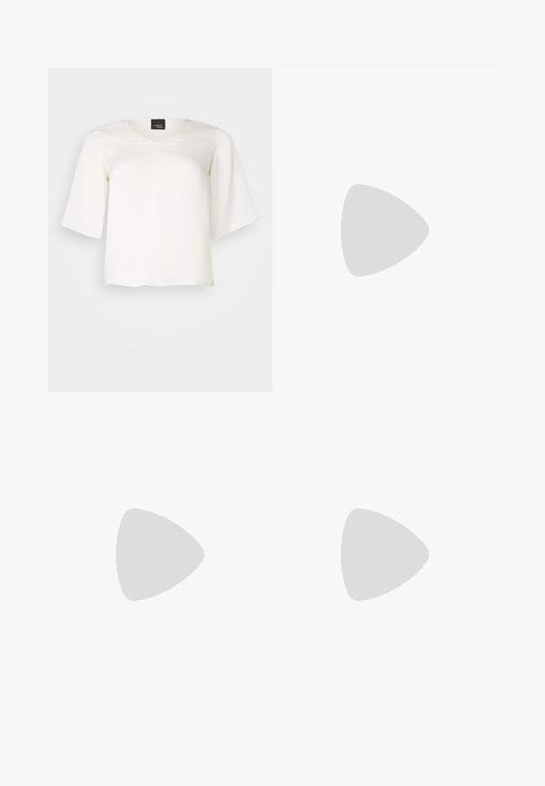 Sraigi balta bluzelė iš lengvos medžiagos, su V formos iškirpte ir plačiomis rankovėmis. Sklandi tekstūra, laisvas siluetas ir tiesus apatinias.; Juodos tiesios kelnės, su klostėmis priekyje, lygia tekstūra ir šoninėmis kišenėmis. Juosmens aukštis standartinis.; Juodas odinis aukštakulnis batelis su smailiu pirštu ir žemu bloku. Su kulkšnies dirželiu su auksinės spalvos sagtimi. Lygus paviršius.; Juodas rankinė struktūrizuota forma, lygi tekstūra ir metalinis užsegimas. Suporuota su plačiomis juodomis kelnėmis ir atvirais bateliais ant medinių grindų.