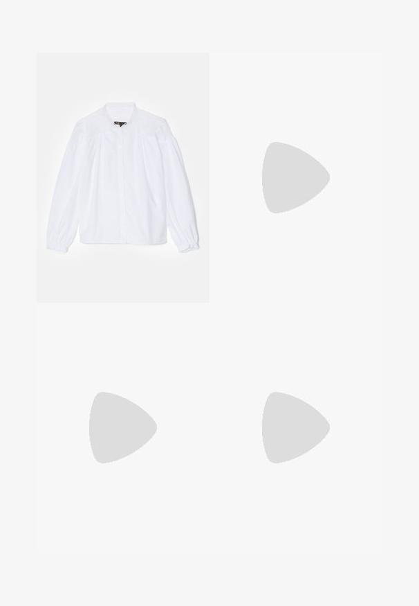 Weiße Bluse mit hohem Kragen, Knopfverschluss und voluminösen langen Ärmeln mit elastischen Bündchen und Spitzenverzierungen an den Schultern.; Weite Jeans aus dunkelgrauem Denim, mit hoher Taille, fünf Taschen und umgekrempelten Säumen für zusätzliche Details. Glatte Textur mit subtilen Ausbleichungen.; Schwarze kniehohe Lederstiefel mit spitzem Zeh und quadratischem Absatz. Glatte Textur mit einem eleganten Design und minimalen Nähdetails.; Schwarze Ledertasche für die Schulter mit glatter Textur, geschwungener Form, verstellbarem Tragegurt und Reißverschluss. Minimalistisches Design ohne Verzierungen.