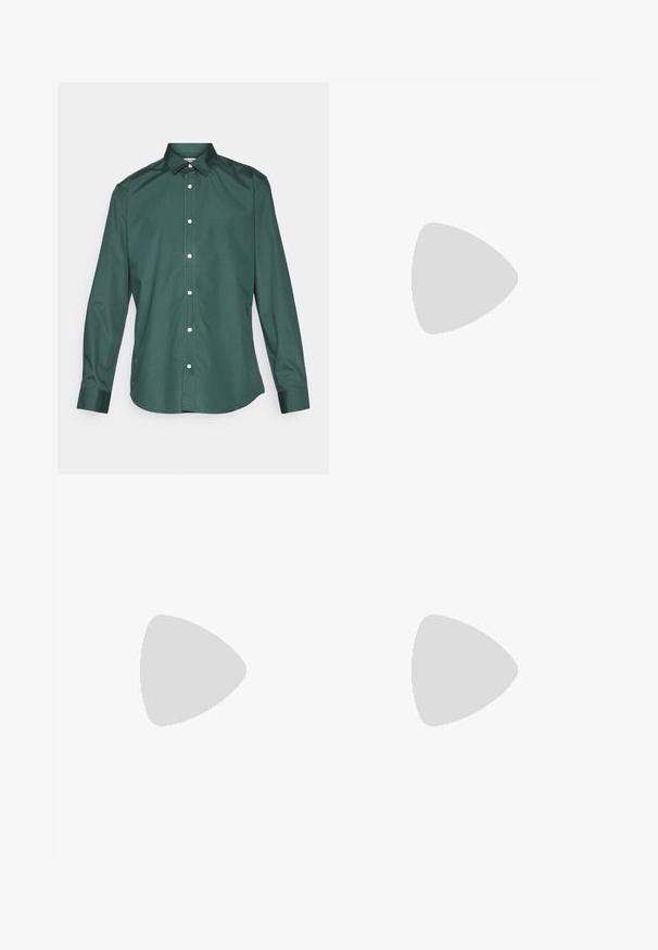 Cămașă verde, cu nasturi, confecționată dintr-un material neted, având guler clasic, mâneci lungi și nasturi albi pe față. Fără modele.; Jeans din denim de culoare albastru deschis, cu talie înaltă, nasture frontal, fermoar și design cu cinci buzunare, așezate platesc pe un fundal neutru.; Pantof black din piele, cu sireturi, cu vârf rotund, talpă din cauciuc texturat și cusături galbene în jurul bazei. Design plat și finisaj neted.; Borseta gri din suede, cu o formă rotunjită, două compartimente cu fermoar și curea ajustabilă. Are accente din metal.