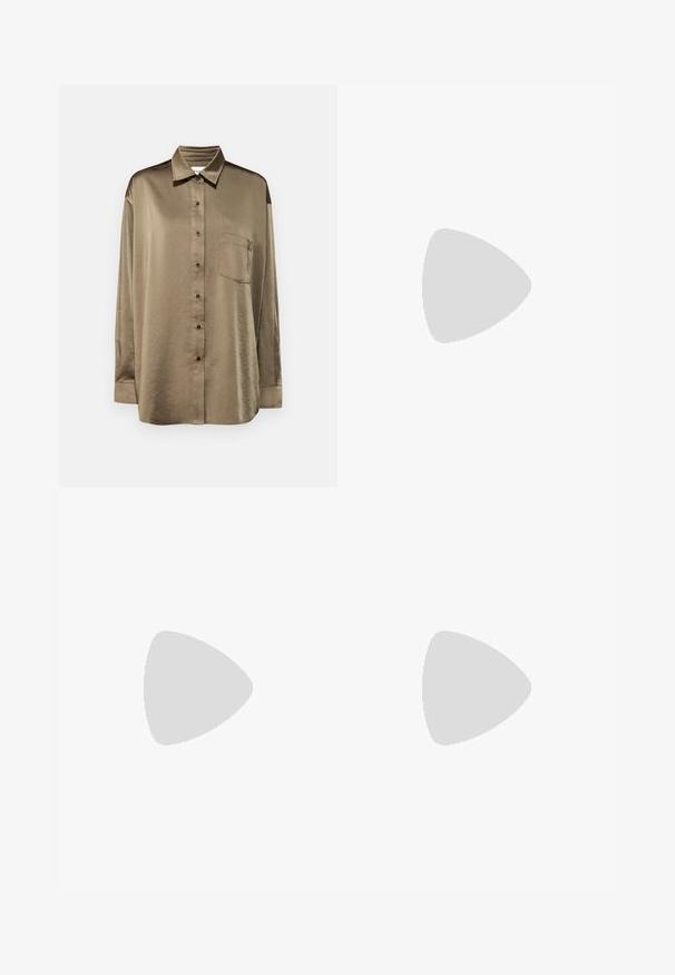Olivenfarget langermet skjorte i glatt stoff med krage, frontknapper, en enkelt brystlomme og en avslappet passform.; Vidde bukser i off-white denim. Høyt liv-design med knappelukking, to frontlommer og kontrastsøm detaljer.; Sorte lærsandaler med en vævet stropdetalje, flad sål og et slankt design. Glat tekstur og minimalistisk profil.; Svart skinn crossbody veske med to frontlommer, gyldne spenner, glidelåslukking og en slank stropp. Teksturert overflate og kompakt rektangulær form.