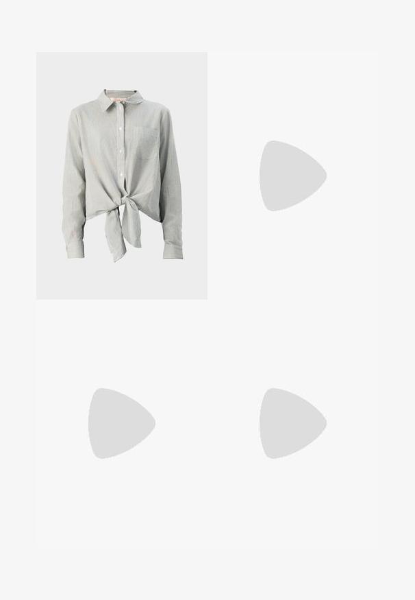 Žalia ir balta dryžuota marškinėlė su juosta priekyje, ilgomis rankovėmis ir krūtinės kišenėle. Pagaminta iš lengvos medžiagos.; Šviesiai mėlynos džinsinės kelnės plačiu sijonu ir aukštu liemeniu, su dviem priekinių kišenių ir matomu siuvimu. Su mygtuko ir užtrauktuko uždarymu.; Juodi odiniai loafai su surišta mazgeliu, su auksinėmis akytėmis šoninėse dalyse ir plokščiu guminiu padu. Lygus paviršius, klasikinis dizainas.; Juodas dirbtinės odos rankinė su krokodilo tekstūra, sušnibždinta viršuje ir susikraipytu dirželiu. Atrodo minkšta ir kompaktiška.