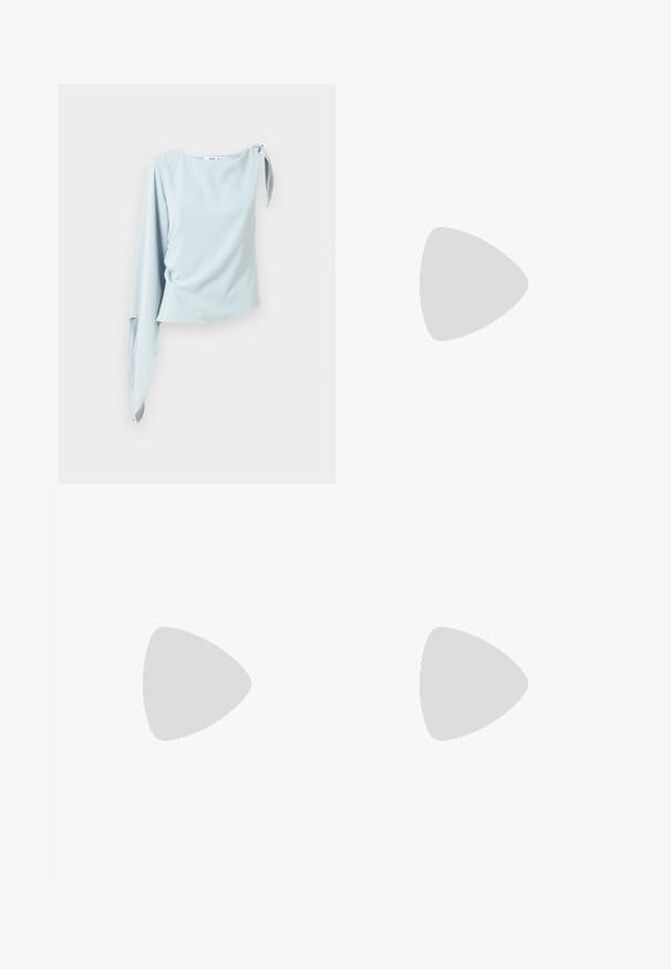 Top blu chiaro a spalla singola realizzato in tessuto liscio con un accento annodato sulla spalla. Presenta maniche lunghe e fluenti e una vestibilità ampia.; Pantaloni bianchi a gamba larga realizzati in denim con vita alta, caratterizzati da una tasca frontale e orlo grezzo, abbinati a sandali neri con tacco alto.; Sandalo piatto color tan con due sottili cinghie che si incrociano sopra il piede e una cinghia alla caviglia con fibbia. Presenta una tomaia in materiale simile alla pelle liscia e una suola nera.; Borsa a tracolla in paglia intrecciata con una forma ampia e affusolata, dotata di due manici in pelle nera. Colore beige naturale con una superficie texture.