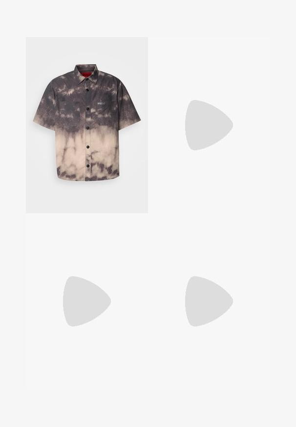 HUGO ERATINO - Ing - medium brown; Fehér pamut póló rövid ujjakkal, kerek nyakkal és diszkrét Levi's logóval a középen. Puha tapintású és szabványos szabású.; Fekete, szőtt anyagból készült rövidnadrág, egyenes szabással, normál derékpánttal, minták és látható fémalkatrészek nélkül.; Kék velúrbőr sneaker fehér csíkokkal és "Gazelle" felirattal. Gumi talppal és textúrázott díszítéssel a felső részen. Klasszikus dizájn.