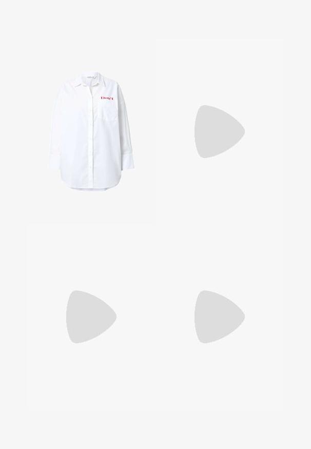 Hvid langærmet skjorte lavet af bomuld, med en knaplukning, en brystlomme og rød tekst "Don't" broderet på øverste venstre side.; Lysblå flagrende jeans lavet af denim, med høj talje, fem lommer og en enkelt knaplukning. Blød tekstur med en falmet finish.; Sorte patenterede læderslagback sko med spids tå, ankleremme med sølvspænder og hardware samt en slank hæl.; Sort læderhåndtaske med en buet form, aftagelig rem og guldfinish. Tasken har en klap med en spænde detalje.