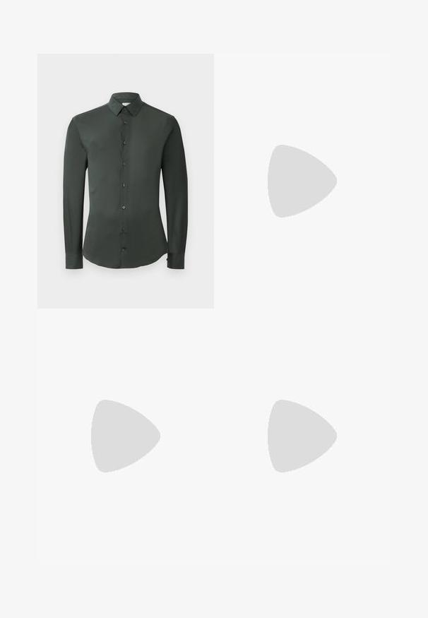 Tmavozelená košeľa s dlhým rukávom a klasickým golierom, predným zapínaním na gombíky a hladkou textúrou látky. Obsahuje gombíkové manžety a priliehavý strih.; Námornícke modré nohavice vyrobené z bavlny, so strihom rovného nohavice, predným zapínaním na gombík a klasickým pásom s pútkami na opasok.; Čierne kožené formálne topánky s zaoblenou špičkou, hladkým povrchom, šnurovacími detailmi a jemným švom, s nízkym, plochým podpätkom.; Čierna kožená aktovka s dvoma hornými rúčkami, predným vreckom a odnímateľným popruhom, s diskrétnym logom na spodnej časti.