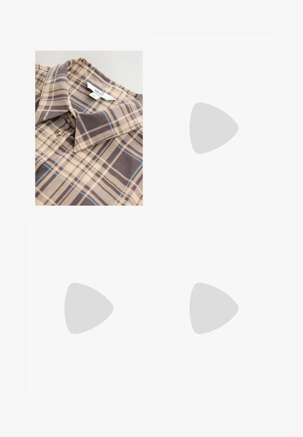 Chemise beige à carreaux bruns et bleus, avec col et fermeture à boutons. Fabriquée en tissu doux avec une texture lisse.; Pantalons larges marron avec une texture lisse, dotés d'une taille haute et de plis à l'avant. Le tissu est léger et tombe de manière fluide.; Baskets en daim bleu clair avec des rayures blanches, lacets plats et semelle en caoutchouc gomme. Des chaussettes blanches côtelées sont portées au-dessus de la cheville.; Sac à main en toile marron doux de style hobo avec une large sangle unique et une ouverture en haut arrondie, présenté sur un fond blanc.