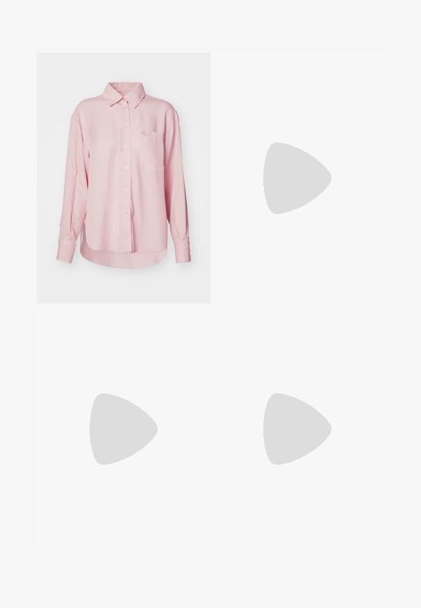 Camicia button-up a maniche lunghe color rosa chiaro con colletto, taschino sul petto e logo ricamato. Realizzata in tessuto di cotone morbido.; Pantaloni neri su misura con un design a gamba dritta, caratterizzati da una texture liscia e pieghe ben definite sul davanti. Senza hardware visibile.; Stivale alla caviglia in suede nero con punta affusolata, chiusura con zip sul retro e tacco alto e spesso. Texture liscia e design minimalista.; Borsa a mano in pelle nera con un design strutturato, caratterizzata da una forma corta, manico superiore e accessori in metallo dorato. Inclusa tracolla regolabile.