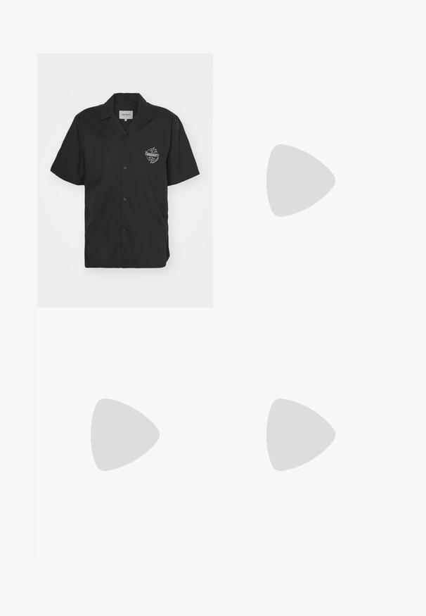 Korte mouw zwarte button-up shirt met een omgeslagen kraag, voorzien van een wit grafisch logo op de linkerborst en een gladde textuur.; Witte T-shirt van katoen, met een zwarte ronde halslijn en drie zwarte strepen op elke schouder. Klein zwart logo op de borst.; Lichtblauwe linnen broek met een relaxte pasvorm, voorzien van flapzakken en zichtbare stikseldetails. De stof heeft een zachte, textuurrijke uitstraling.; adidas Originals GAZELLE - Zaalvoetbalschoenen - real madrid/bluebird/footwear white/crew yellow