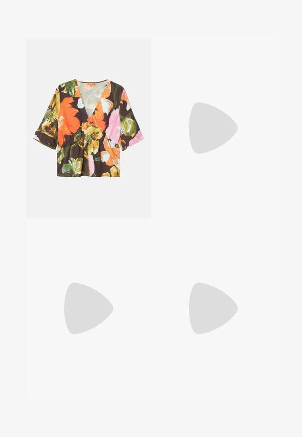Bluză florală cu decolteu adânc în V, mâneci scurte și talie peplum. Confecționată dintr-un material ușor, cu un fundal închis și flori vibrante.; Pantaloni de sport bleumarin, confecționați dintr-un material moale, având o talie elastică cu șnur, manșete elastice și un mic logo alb.; Adidași cu talpă din cauciuc caramel, de culoare albă, cu vârf rotund, închidere cu șireturi și detalii din piele pe lateral.; Geantă de umăr croșetată în bej, cu un model floral, evidențiată de accente galbene. Două mânere rezistente pentru transport, textură moale și design deschis.
