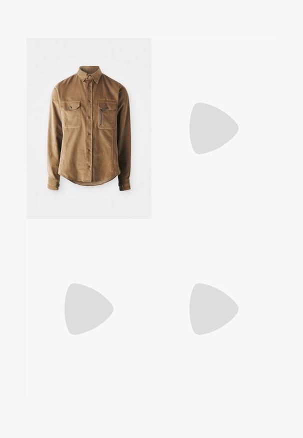 Rjav kordurojski srajc, ki ima ovratnik na gumbe, dva prsna žepa in žep z zadrgo na levi strani. Zapiranje spredaj na gumbe.; Svetlo bež lanene hlače s ravnim krojem, subtilno teksturo, sprednjim gumbom in dvema stranskima žepoma. Oblikovane za čist silhuet.; Črne usnjene superge z nizkim profilom, okroglo špičko in vezalkami; vsebujejo teksturiran gumijast podplat in detajl z logotipom na peti.; Črna usnjena torba čez ramo z zadrgo, detajlom logotipa in nastavljivim trakom s znamko. Nosi se ob teksturirani mornarsko modri pulover.