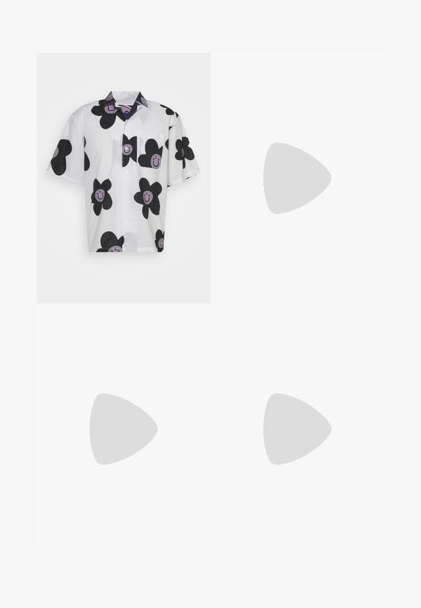 HUGO ELIGINO - Overhemd - white; Zwarte gestreepte wijde broek met plooien, met een op maat gemaakt ontwerp en een zachte textuur. Geen zichtbare hardware of accenten.; Zwarte wandelschoen van leer en mesh, met een gevoerde kraag, vetersluiting, rubberen zool met profiel en een geperst logo.; Zwarte stoffen rugzak met een handvat aan de bovenkant, een voorste ritszak en een logo-opdruk. Draag door een persoon in casual kleding en sneakers.