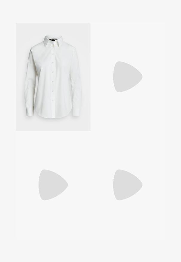 Balta marškinių palaidinė iš lygaus medvilnės, su klasikiniu apykaklės dizainu, tiesiu apvadu ir smėlio spalvos mygtukais priekyje.; Polo Ralph Lauren HIGH RISE RELAXED STRAIGHT TROUSER - Kelnės - black; Polo Ralph Lauren LEATHER KITTEN-HEEL SANDAL - Klasikiniai aukštakulniai - black; Ruda suedinė rankinė apvalios formos, su dviem rankenomis ir metaliniu akcentu. Priekyje yra mažas logotipas.