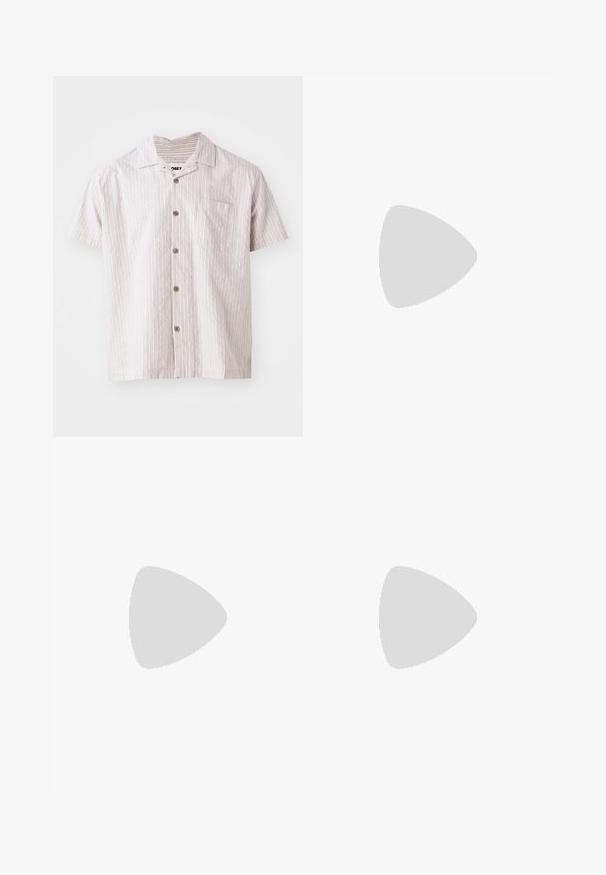 Camicia a maniche corte con bottoni di un leggero beige chiaro, con sottili righe verticali, caratterizzata da una tasca sul petto e colletto arrotondato, realizzata in tessuto leggero.; T-shirt bianco in cotone, maniche corte, colletto rotondo, presenta il logo nero "Dickies" sul lato sinistro del petto. Tessuto liscio, vestibilità comoda.; Pantaloni in cotone giallo chiaro a gamba dritta, con chiusura frontale a bottone, passanti per cintura e un design pulito e minimalista.; Sneaker in suede beige con accenti bianchi, punta rotonda, suola in gomma testurizzata e design low-top. Dettagli di cucitura lungo i lati e i lacci.