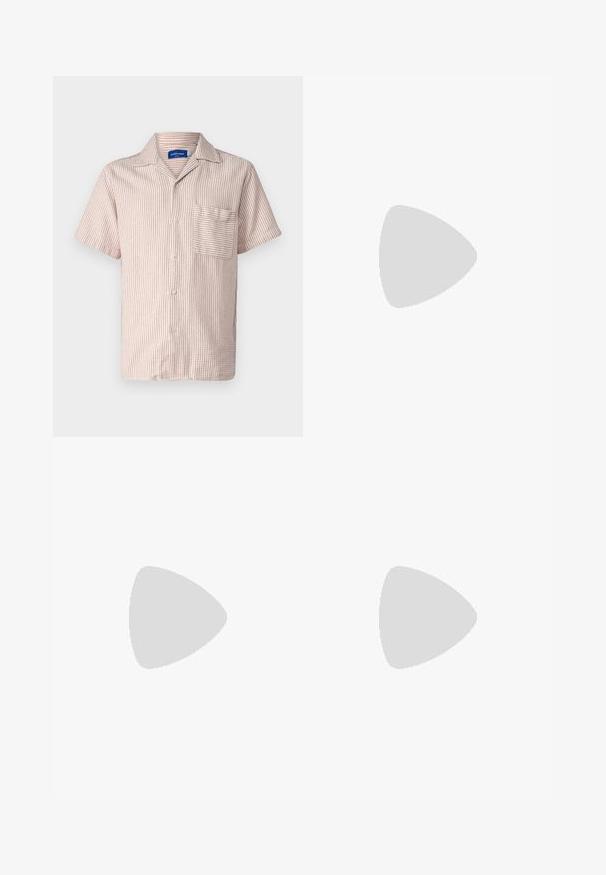 Jack & Jones JORATLAS RESORT - Chemise - brown; T-shirt en coton blanc avec des manches courtes, col rond et un texte graphique rouge "FRUIT RAFRAÎCHISSANT DÉLICIEUX" à l'avant.; Pantalons noirs avec un design de devant plissé, fabriqués à partir d'un tissu lisse. Comprend une fermeture par bouton et des passants de ceinture ; coupe droite.; Baskets beiges en tissu texturé, avec des accents lisses contrastants, une semelle arrondie et des lacets, suspendues au-dessus d'une surface quadrillée.; Lunettes de soleil en métal avec des verres ovales verts. Monture en métal argenté mince et embouts d'oreille noirs. Design minimaliste, sans logos visibles.