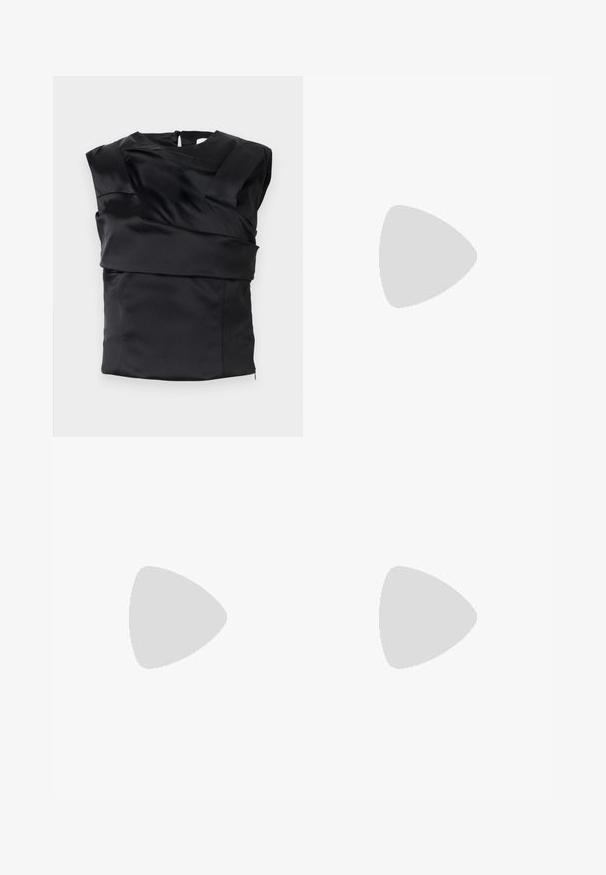 Top in satin nero con un design strutturato, spalle larghe e un pannello frontale asimmetrico, chiuso con una zip sul retro.; Pantaloni neri svasati con una texture liscia, vita sagomata e tasche frontali, progettati con un profilo elegante e moderno.; Slingback con tacco in vernice nera con punta affusolata, caratterizzato da una stampa a serpente testurizzata, cinturino regolabile e un tacco corto e testurizzato.; Borsa a tracolla nera in pelle con due tasche frontali, fibbie dorate, chiusura con zip e una tracolla sottile. Superficie texturizzata e forma rettangolare compatta.