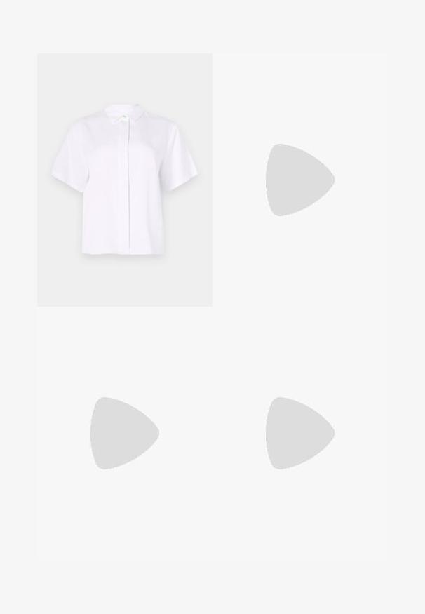 Camicia bianca a maniche corte realizzata in tessuto liscio, con colletto a punta e una patta con bottoni, caratterizzata da un bottone verde a contrasto.; Gonna midi in pelle beige con una texture liscia, vita ampia e orlo svasato; presenta cuciture per un dettaglio aggiuntivo.; Mule in pelle nera con punta affilata e tacco basso a blocco. Texture liscia con un design elegante. Retro aperto con dettagli minimi.; Borsa a mano in pelle beige con una forma triangolare strutturata, dotata di un manico in catena argentata e di un logo in metallo scritto in corsivo.