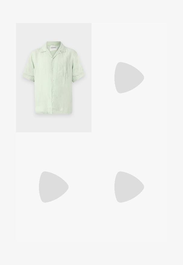 Πουκάμισο με κοντά μανίκια, σε ανοιχτό πράσινο χρώμα από λινό, με κουμπιά στην μπροστινή πλευρά, γιακά και μία τσέπη στο στήθος. Ήπια υφή και άνετη γραμμή.; CLOSED PRINTED - Μπλουζάκι με στάμπα - ivory; Μπλε τζιν παντελόνι με ίσια γραμμή, διαθέτει κουμπί κλεισίματος, θηλιές για ζώνη και διακριτική φθορά στους μηρούς.; Ανοιχτό χρώμα μπεζ δερμάτινα αθλητικά παπούτσια με επίπεδα κορδόνια, υφή στην επιφάνεια, και αντίθετη λευκή καουτσούκ σόλα, συνδυασμένα με μαύρα στενά παντελόνια.