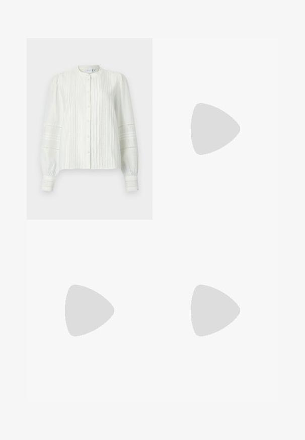 Witte blouse met knopen, voorzien van een geplooid ontwerp en verticale strepen. Lange mouwen met kantdetails bij de manchetten en schouders. Gemaakt van lichte stof.; Wijduitlopende denim broek met een lichte naar donkere blauwe gradient, hoge taille, riemlussen en een bijpassende stoffen riem. Gestructureerde denimafwerking.; Zwarte leren slingback hak schoen met een puntige neus en een stevige blokhak. Beschikt over een verstelbare band met een metalen gesp.; Jeans schoudertas met een geplooid ontwerp, blauwe kleur, zilveren studaccenten langs de randen en een gestructureerde band.