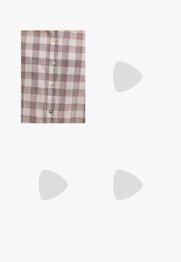 Beige und braun karierte Hemdbluse, mit leichtem Stofftextur, fünf Knöpfen auf der Vorderseite und einem klassischen Kragen.; Schwarze, glänzende Shorts aus synthetischem Material. Mit einem taillierten Bund, Gürtelschlaufen und vorderen Taschen mit auffälligen Nähdetails.; Paul Smith TOPANGA - Klassischer Ballerina - black; Schwarze Lederhandtasche mit einem geschwungenen Design, verziert mit silbernen Nieten, einer Schnalle und zwei seitlichen Taschen. Verstellbarer Träger für verschiedene Tragemöglichkeiten.