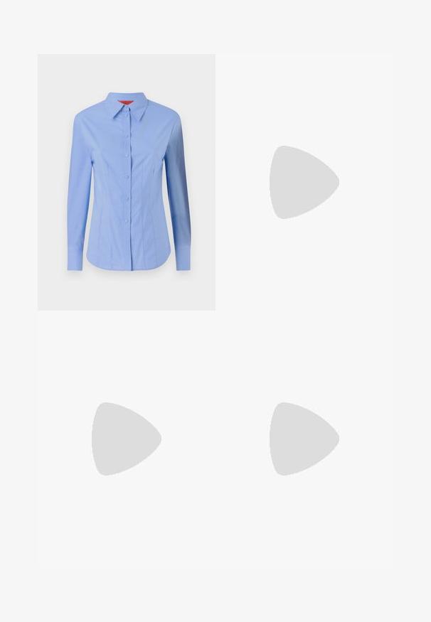 Lange mouwen, lichtblauwe shirt gemaakt van katoen. Heeft een knoopsluiting aan de voorkant, een puntige kraag en een getailleerde pasvorm met verticale naden.; Gehaakte witte midi rok met een textuurpatroon met verticale lijnen en uitsparingen nabij de zoom. Elastische tailleband. Zacht materiaal.; Zwarte leren ballerina met een ronde neus, gladde textuur, minimale stikdetails en een flexibele zoolontwerp.; Bruine leren handtas met een klep sluiting, gouden hardware, een schouderband en een gladde textuur. Compact rechthoekige vorm.
