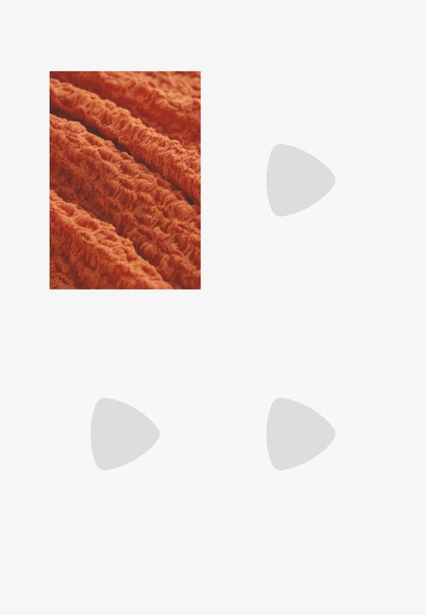 Tessuto testurizzato di un arancione vivace, con un motivo ondulato e rigato, dall'aspetto morbido e peloso. Ideale per tappezzeria o abbigliamento.; Pantaloni ampi marroni con una texture liscia, caratterizzati da una vita alta e pieghe frontali. Il tessuto è leggero e scorre liberamente.; Sandalo con tacco alto e cinturini marrone, dotato di un tacco spesso, con una finitura liscia e lucida e numerosi cinturini incrociati sulla parte superiore.; Borsa in pelle marrone con parte superiore arricciata e tracolla a catena. Texture liscia con finitura lucida e dettagli di cucitura sottili sui lati.