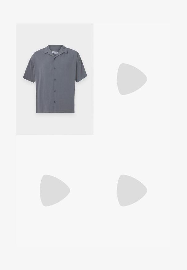 Camicia a maniche corte, con bottoni, di colore grigio scuro, realizzata in tessuto morbido. Presenta un colletto a bavero e sei bottoni frontali. Design minimalista.; Maglietta bianca in cotone con maniche corte, scollatura rotonda, vestibilità comoda e senza loghi o motivi visibili. Texture liscia e design minimale.; Jeans a vita alta, dal taglio ampio in denim nero sbiadito. Presentano cinque tasche, passanti per cintura e un design dritto e pulito.; Sneaker grigia e bianca con tomaia in suede e pelle, punta arrotondata, lacci piatti e soletta in gomma con un accento color caramello.