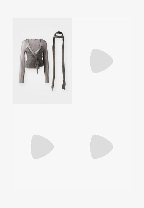 Grå indpakket top med en strikket krop og en gennemsigtig langærmet overlay samt et matchende strikket tørklæde. Binder i taljen for justerbar pasform.; Udringsede strikkede bukser i mørkegrå med et åbent vævdesign. Har en talje med snoretræk og tekstureret stof.; Strikkede benvarmere i mørkegrå med en løs pasform og snore, parret med hvide platform sneakers med en tekstureret sål.; Sorte stof håndtaske med to frontlommer med sløjfedetaljer, dobbelte håndtag og lynlåslukning. Blød tekstur og rektangulær form.