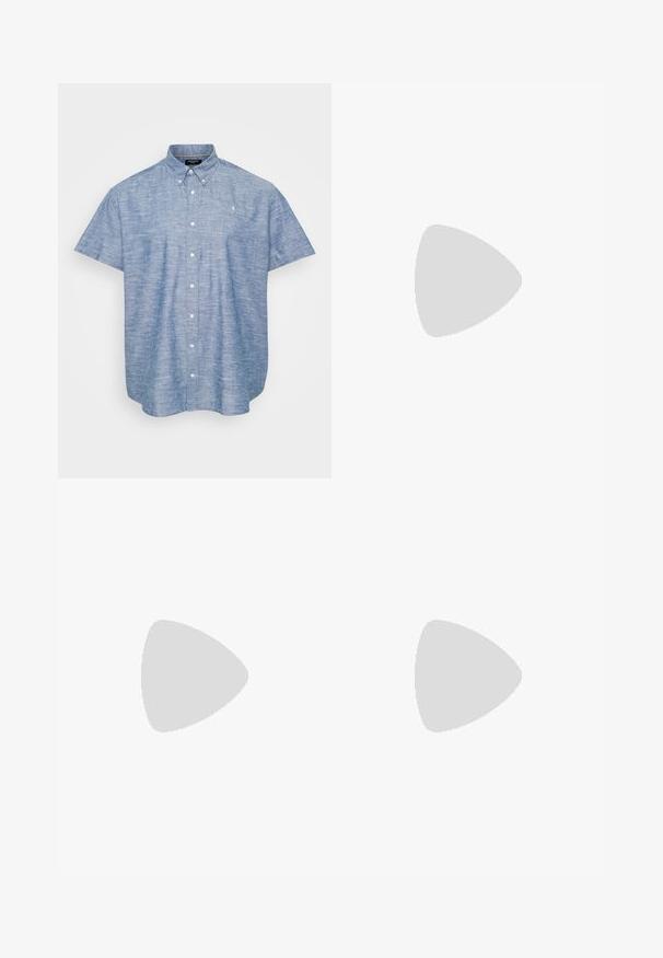 Korte mouw knoopshirt in lichtblauwe chambray stof, met een gestructureerde kraag, knopen aan de voorkant en een klein embleem op de borst.; Donkerblauwe denim shorts met een vijf-pocket ontwerp, rechte pasvorm en zichtbare stiksels. Glad textuur en een middenhoge taille.; Bruine leren slidesandalen met een breed bandontwerp, open teenstijl en een platte zwarte zool. Beschikken over een gladde textuur en minimale details.; Gouden metalen horloge met een zwarte wijzerplaat, luminescerende markers en drie sub wijzerplaten. Beschikt over een gestructureerde band en het "HILFIGER" logo in het midden.
