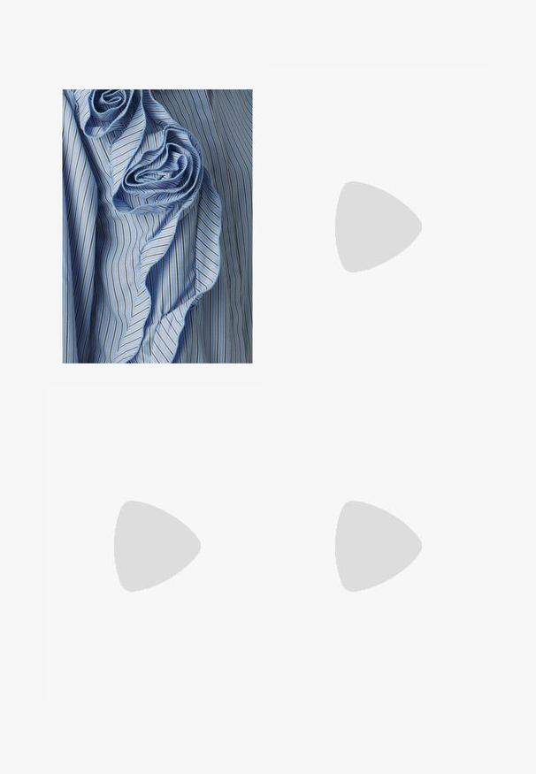 YAS YASROSE - Camicia - vista blue/white/black; Pantaloni marroni a vita alta con pieghe, realizzati in tessuto morbido. Vestibilità ampia, design a gamba dritta, dotati di passanti per cintura e chiusura con zip.; Stivale da cowboy in pelle nera a metà polpaccio con punta affusolata, tacco inclinato, linguetta superiore e decorazioni in cucitura minime.; Occhiali da sole oversize in tartaruga marrone con una ampia montatura rettangolare e lenti sfumate. Dettaglio del logo in oro sul lato.; Borsa a tracolla in suede marrone con una lunga cinghia in pelle, accessori in argento, forma rettangolare e un pattina piatta con un abbellimento centrale.