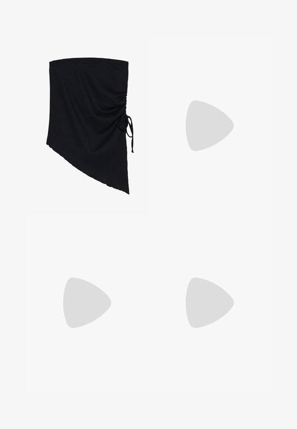 Schwarzer Stoffwickel mit strukturierter Oberfläche, der eine asymmetrische Form und geraffte Details aufweist, die mit einem seitlichen Bindeband gesichert sind.; Schwarze Hose mit geradem Schnitt, ausgestattet mit Fronttaschen und Seitenschlitzen am Saum. Hergestellt aus weichem, glattem Stoff. Geeignet für verschiedene Anlässe.; Schwarze patentierte Sandalen mit Absatz, quadratischer Spitze, Knöchelriemen und silbernen Schnallen. Mit einem stabilen Blockabsatz für mehr Stabilität.; Schwarze Laptoptasche aus Leder mit glatter Textur, rechteckiger Form und zwei langen Griffen. Keine sichtbaren Beschläge oder Verzierungen.