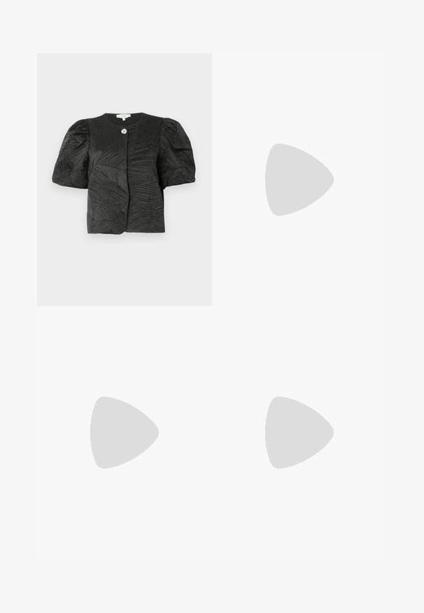 Czarna teksturowana kurtka z krótkim rękawem, z bufiastymi rękawami i pojedynczym ozdobnym srebrnym guzikiem przy kołnierzu, wyeksponowana na jednolitym tle.; Czarne skórzane spodnie o gładkiej fakturze, z prostym krojem, dwoma przednimi kieszeniami i widocznymi szwami.; Czarne skórzane szpilki z ostrym noskiem i niskim słupkowym obcasem. Wyposażone w pasek na kostkę z złotym zapięciem. Gładka tekstura.; Czarna skórzana torba na ramię z dwoma długimi uchwytami, gładką teksturą i sztywną formą. Posiada przednią kieszeń dla dodatkowego przechowywania.