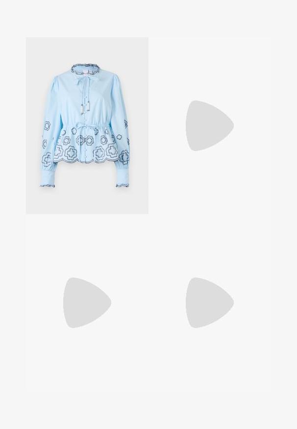 Blusa azzurro chiaro con maniche lunghe, scollatura arricciata e cordoncino. Presenta motivi floreali decorativi e chiusura con bottoni nella parte anteriore.; Pantaloni in denim a gamba larga con una sfumatura che va dal blu chiaro al blu scuro, vita alta, passanti per cintura e una cintura in tessuto coordinato. Finitura in denim strutturato.; Stivali neri alla caviglia in pelle liscia, con zip laterale, tacco spesso e texture, e punta arrotondata.; Borsa tote in pelle nera con texture liscia, forma rettangolare e due manici lunghi. Nessun hardware o decorazione visibile.