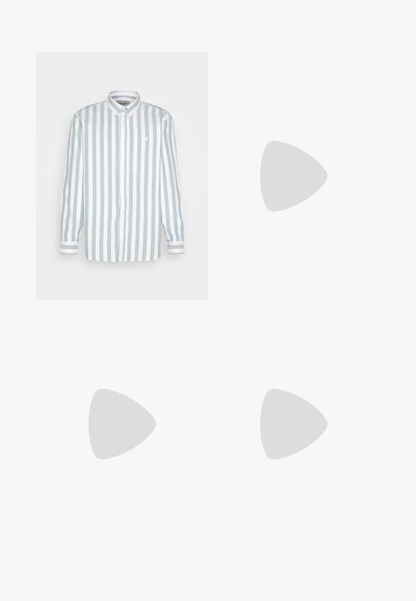 Carhartt WIP DILLION  - Marškiniai - chervil/white; Trys balti, dryžuoti marškiniai be rankovių, pagaminti iš medvilnės. Yra apvalus kaklas ir maži juodi etiketės netoli siūlės. Siūlomi įvairių dydžių.; Tamsiai mėlynos sportinės kelnės su elastiniu liemeniu ir raišteliais, baltos kreivos atšvaitinės juostos ant šlaunų ir mažas baltas logotipas dešinėje pusėje.; Sidabriniai ir juodi sportiniai bateliai su tinkline ir sintetiniu viršumi, apimanti dizaino forma ir tekstūruota apdaila. Yra paminkštinta apykaklė ir guminis padas.; Sidabrinės grandinės kaklo apyrankės su skirtingais grandinės stiliais gulėja ant juodo marškinėlių, pabrėždamos sklandžią metalinę tekstūrą ir sluoksniuotą dizainą.