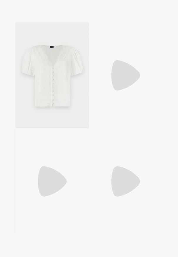 Hvit bluse med puffermer, dyp V-hals og blonder. Har en rad med små knapper foran. Laget av et lett stoff.; ONLY ONLNOVA LIFE ELITE LESLI PANT  - Bukse - black; Hvit høyhælte sandal med kraftig hæl, med en stroppe-design og ankelbånd. Glatt tekstur med plattform foran for ekstra høyde.; Hvit skulderveske med teksturert overflate, sentral spennefokus og buet form. Glidelåslukking på begge sider.