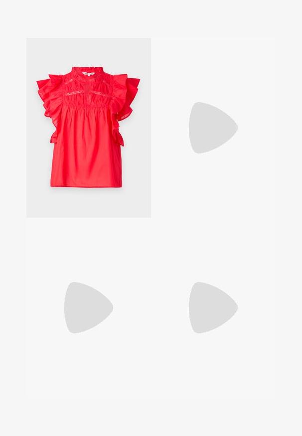 Rød bomuldsbluse med flæser på korte ærmer, rund halsudskæring og samlet tekstur. Har broderede detaljer langs фронтен.; Lysblå flagrende jeans lavet af denim, med høj talje, fem lommer og en enkelt knaplukning. Blød tekstur med en falmet finish.; Beige lædersandaler med krydsrem-design og en sort sål, der har åben tå og slingback-stil. Sat mod en hvid baggrund.; Hvid syntetisk håndtaske med en trekantet form, flad forsideklap og sløjfedetalje, justerbar strop, glat tekstur og minimalistisk design.