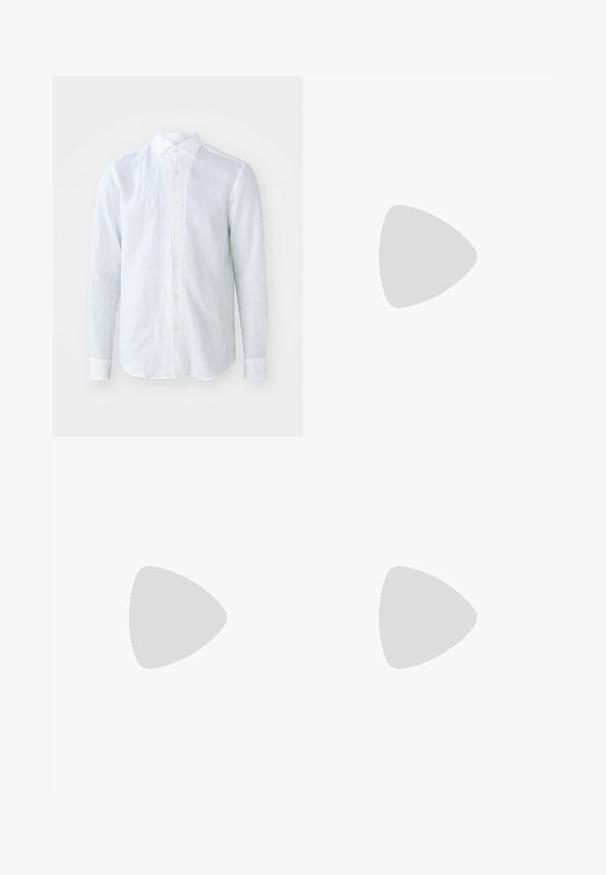 Camisa de linho branca de mangas longas com um colarinho clássico, fecho frontal com botões e um tecido leve e texturizado.; Calças pretas feitas de um tecido suave, com fecho frontal por botão, pregas e pernas retas. Sem padrões ou acentos visíveis.; Sapatos pretos de couro com atacadores, com bico arredondado, acabamento suave e detalhes de costura subtis, usados com calças bege claras.; Mala de duffel preta em nylon com duas alças superiores e uma alça de ombro destacável. Apresenta um logótipo em relevo e uma textura suave com fecho de correr.
