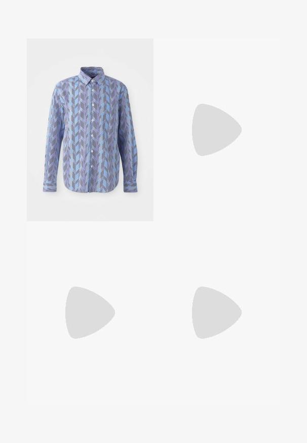 Cămașă cu nasturi, având un model în zigzag albastru și mov, cu dungi verticale negre, mâneci lungi și un guler clasic.; Polo shirt de culoare crem, cu guler clasic, mâneci scurte și o ușoară deschidere în formă de V la gât. Textură netedă și design minim.; Pantaloni bleumarin din bumbac, cu un design drept, închidere frontală cu nasture și talie clasică cu bucle pentru curea.; Adidași din piele bej deschis, cu șirete plate, o suprafață texturată și o talpă din cauciuc de culoare crem, asociați cu pantaloni negri tip tapered.