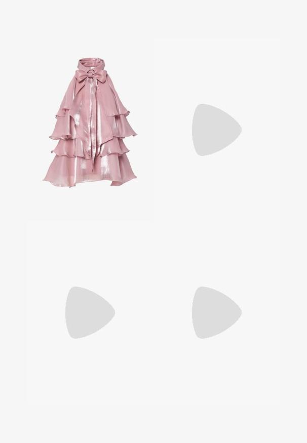 Kihtidega roosa kleit läikiva viimistlusega, volangide ja kõrge kraega, kaunistatud suure paeltega kaelas.; Mustad kunstnahkflared teksad esipocketitega, metallist nupuklips ja kergelt tekstureeritud pind. Sirge jala lõige, pikem lõige.; Burgundi patendnahk kingad balletitüüpi, ümmarguse ninaosa, ees väike paelaaktsent ja madal must kummist tald. Sile tekstuur.; Valge ristkülikuline kotti, mis on valmistatud läikivast materjalist, hõbedase ahelsangaga. Mudel poseerib, tutvustades kotti ühtlase taustaga.