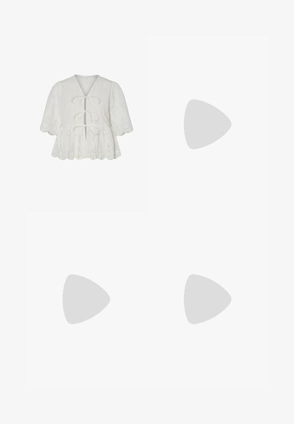 Blusa bianca a maniche corte con scollatura a V, dettaglio con nodo e orlo a onda. Presenta ricami ad occhiello in tutto il tessuto per texture e motivo.; Jeans bianchi a vita alta con taglio ampio, realizzati in denim; presentano cinque tasche, rivetti in rame e chiusura con zip.; Décolleté in vernice nera con punta affusolata e tacco in geometria cubica. Presentano un design elegante e minimalista, con una texture liscia.; Borsa a tracolla nera in pelle con una forma curva, manico rimovibile e accessori dorati. La borsa presenta una patta con un dettaglio a fibbia.