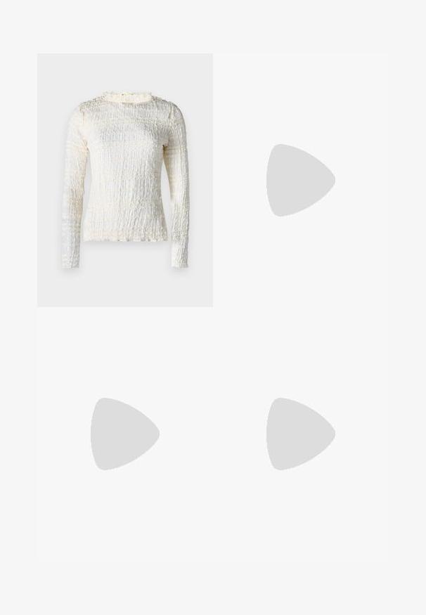 Hofmann Copenhagen RACHEL - Bluse - creme; Dunkelblaue Denim-Hosen mit weitem Bein, die ein gesticktes Blumenmuster in Hellblau zeigen. Klassisches Fünf-Taschen-Design mit einer Frontknopfverschluss.; Schwarze Leder-Ballettschuhe mit abgerundeter Spitze, glatter Textur, minimalen Nähdetails und einem flexiblen Sohlen-Design.; Schwarze Leder-Clutch mit einer goldenen Ketten-Trage, die eine glatte Oberfläche, rechteckige Form und geprägtes Branding auf der Vorderseite aufweist.